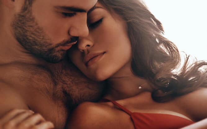 Couple blotti l'un contre l'autre