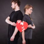 couple tenant un coeur avec des pansements