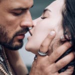 couple qui s'embrasse passionnément