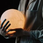 homme tenant une lune dans ses mains