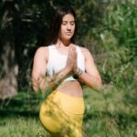 femme faisant du yoga dans la nature