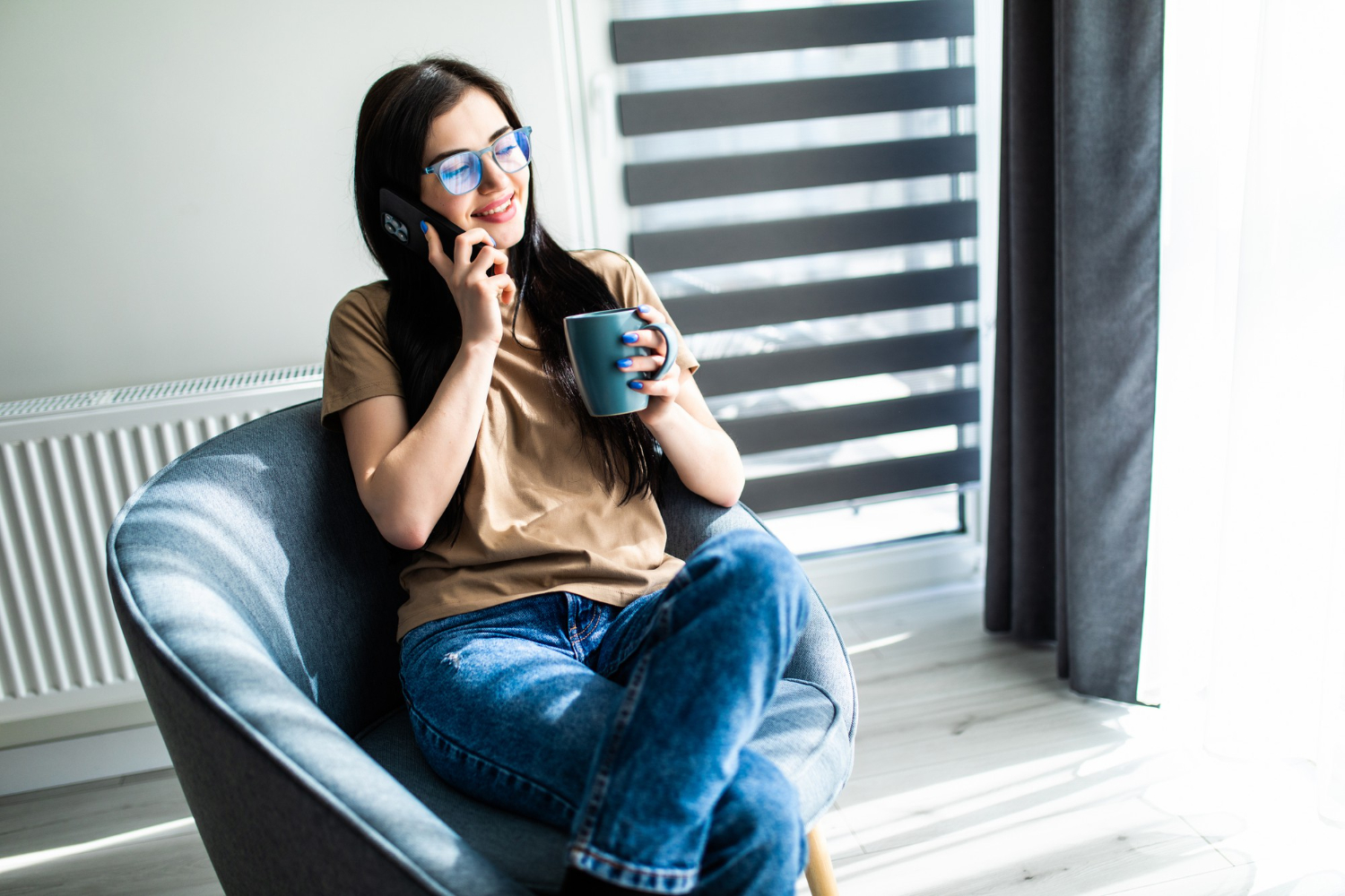 Femme au téléphone chez elle